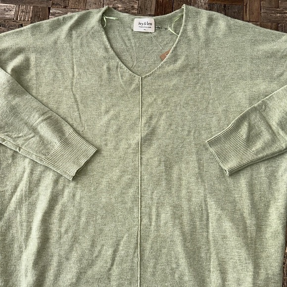 Green Lightweight V Neck Sweater by Ivy & Leo NWT - Picture 3 of 11